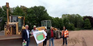 Bürgermeister Klaus Pesch, Fachplaner Georg Schlate, Michaela Maurer (Amtsleiterin) und Achim Kramer vom Amt für Kommunale Dienste sowie Bauleiter David Wasserfuhr von der Firma Strabag Sportstättenbau GmbH auf der Baustelle an der Schwarzbachstraße. Foto: Stadt Ratingen
